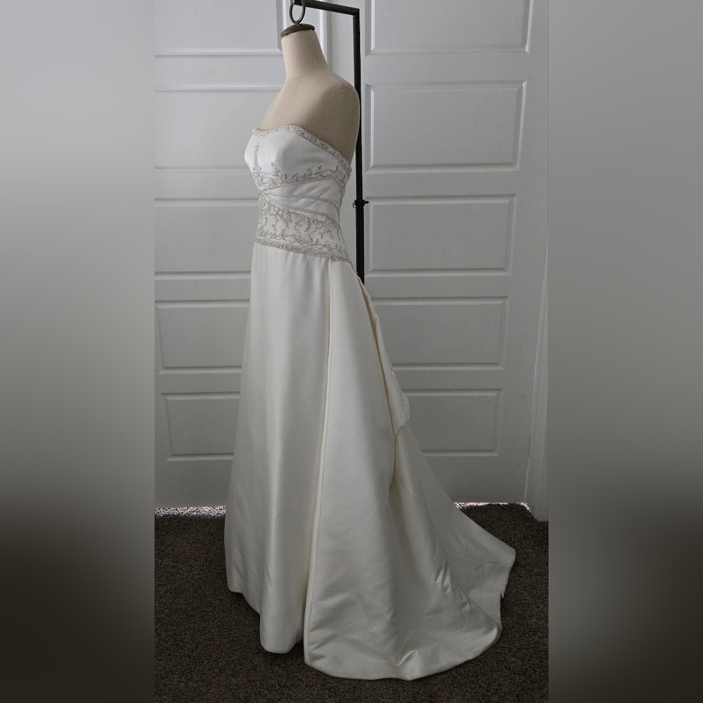 Elegant White Strapless Wedding Dress - Picture 3 of 9